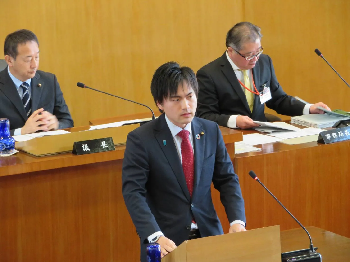 岸和田市議会の演壇で質問する前田将臣。保管素材の活動写真、撮影日不詳