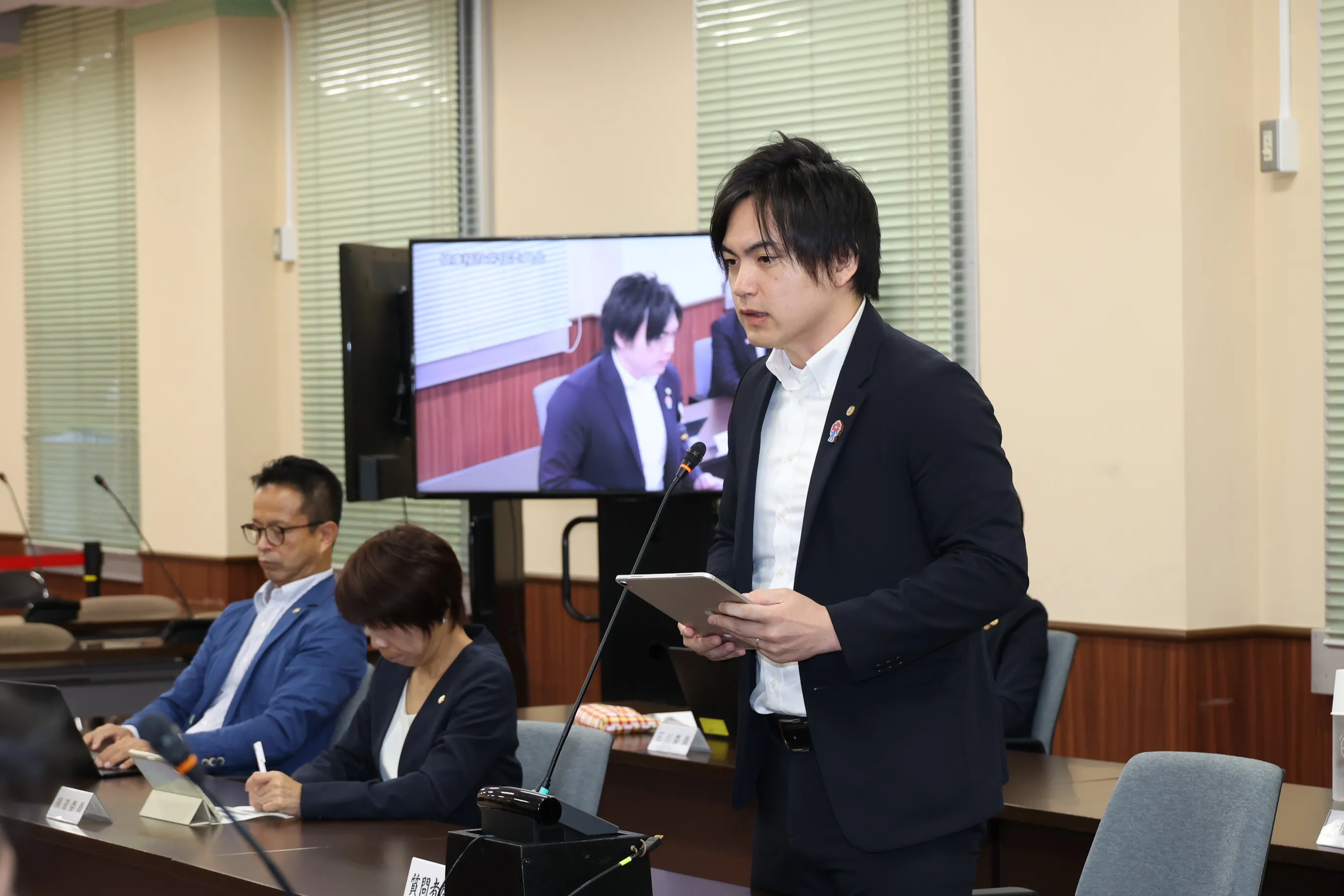 質疑する前田将臣。2024年10月10日 大阪府議会 健康福祉常任委員会