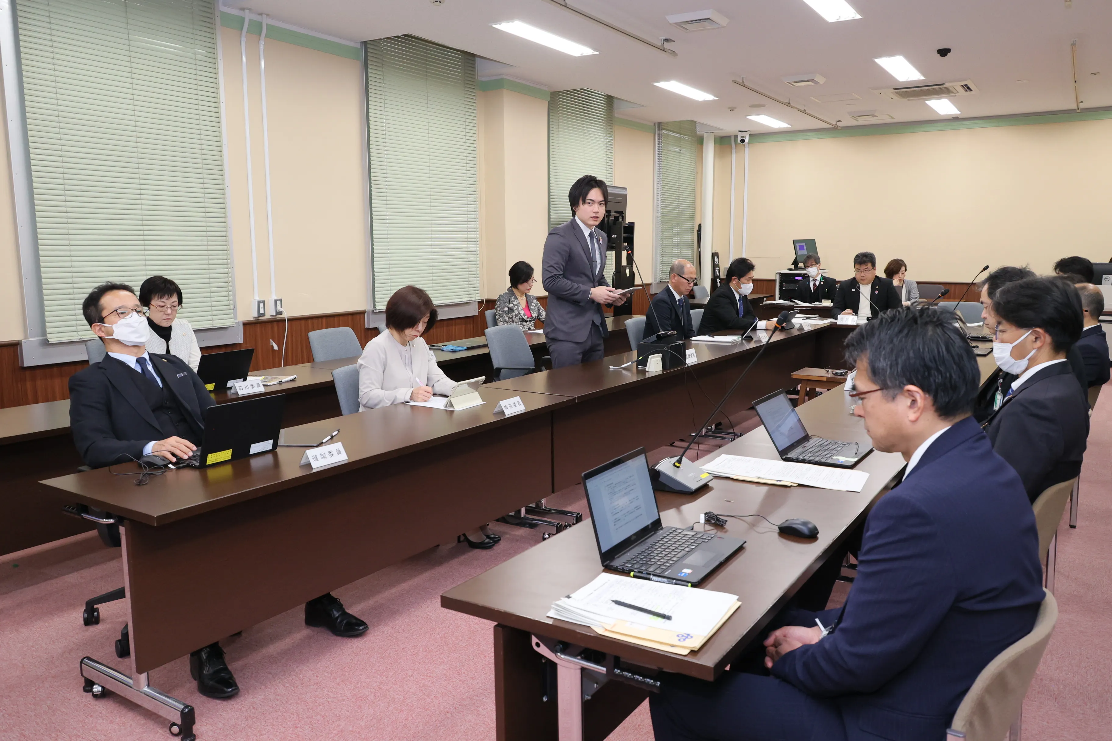 2025年3月14日、大阪府議会の健康福祉常任委員会で質疑する前田将臣