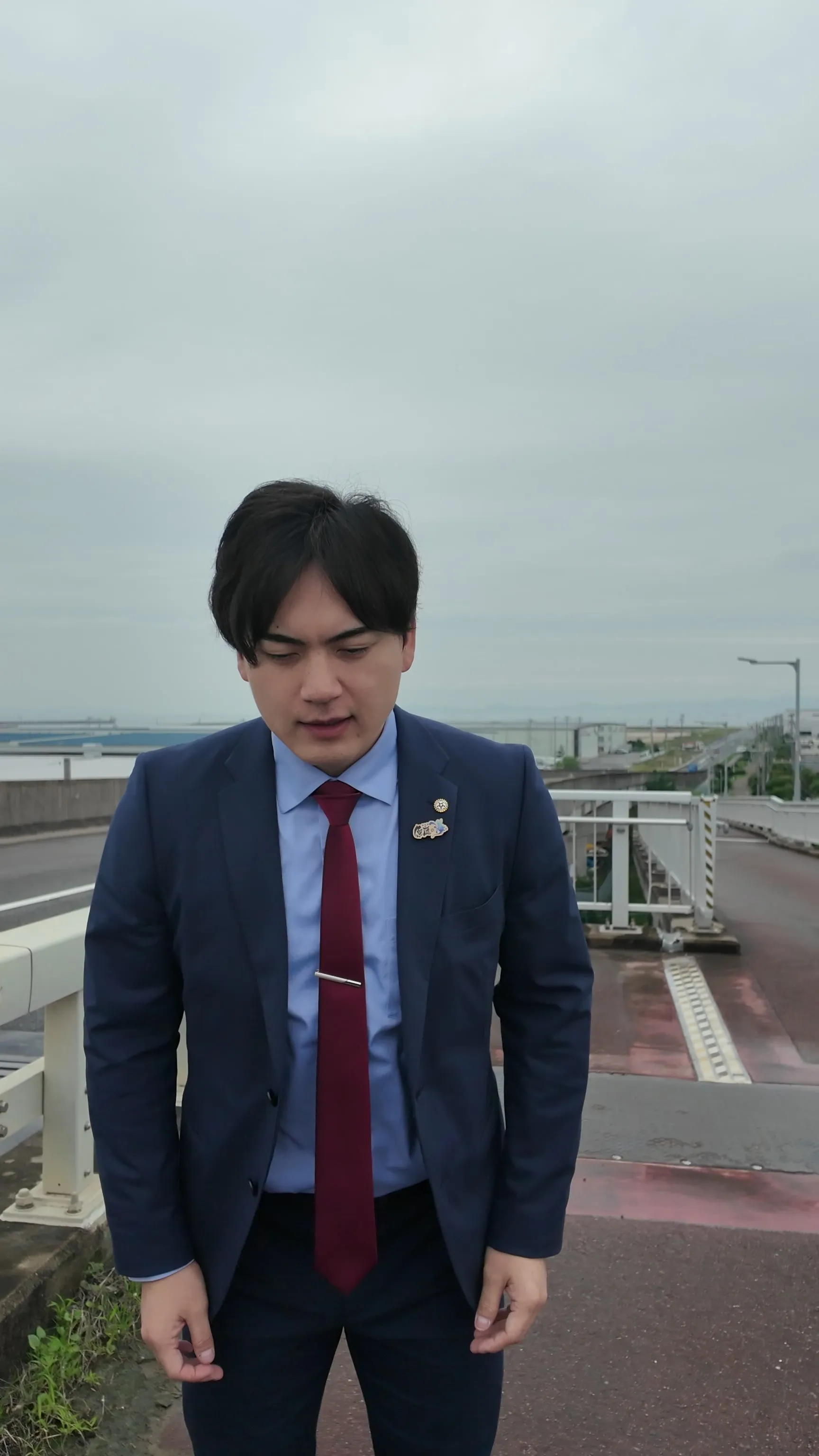 阪南2区の説明動画の撮影地点。防潮堤沿いの道路とガードレール