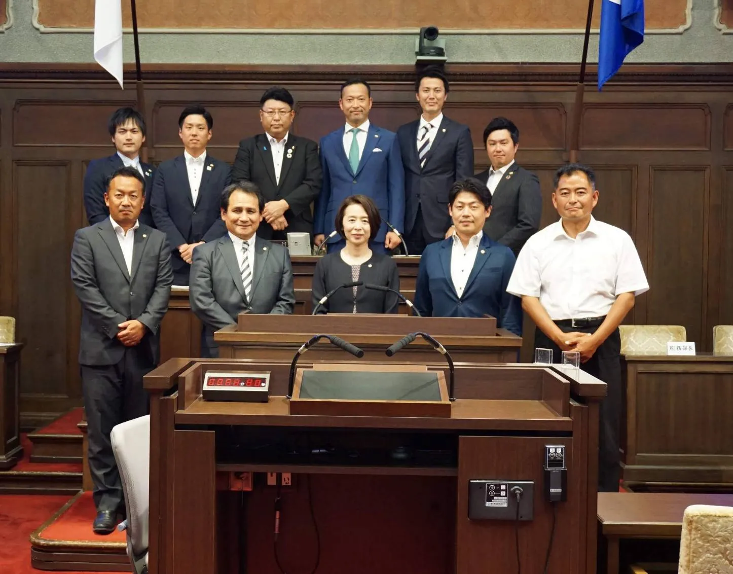 大阪府議会の本会議場での会派集合写真。前田将臣は後列左端