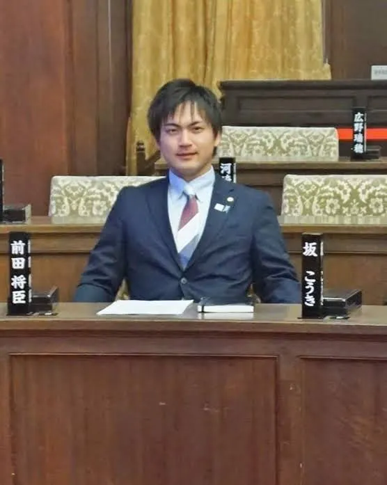前田将臣。大阪府議会での活動写真。撮影日不詳・質問当日の写真ではありません。