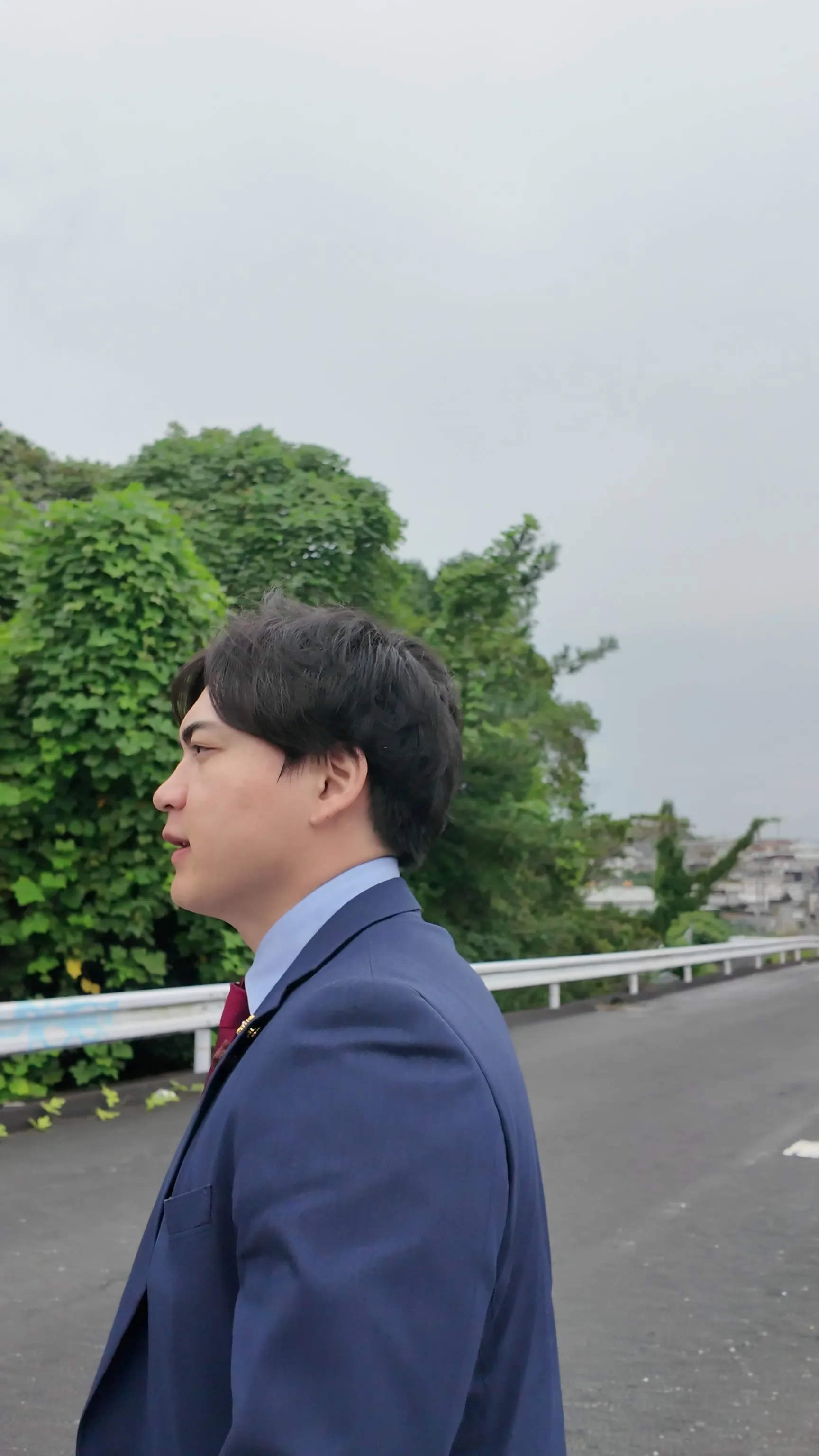 泉州山手線(山直工区)の説明動画の撮影地点。道路の先を見る前田将臣