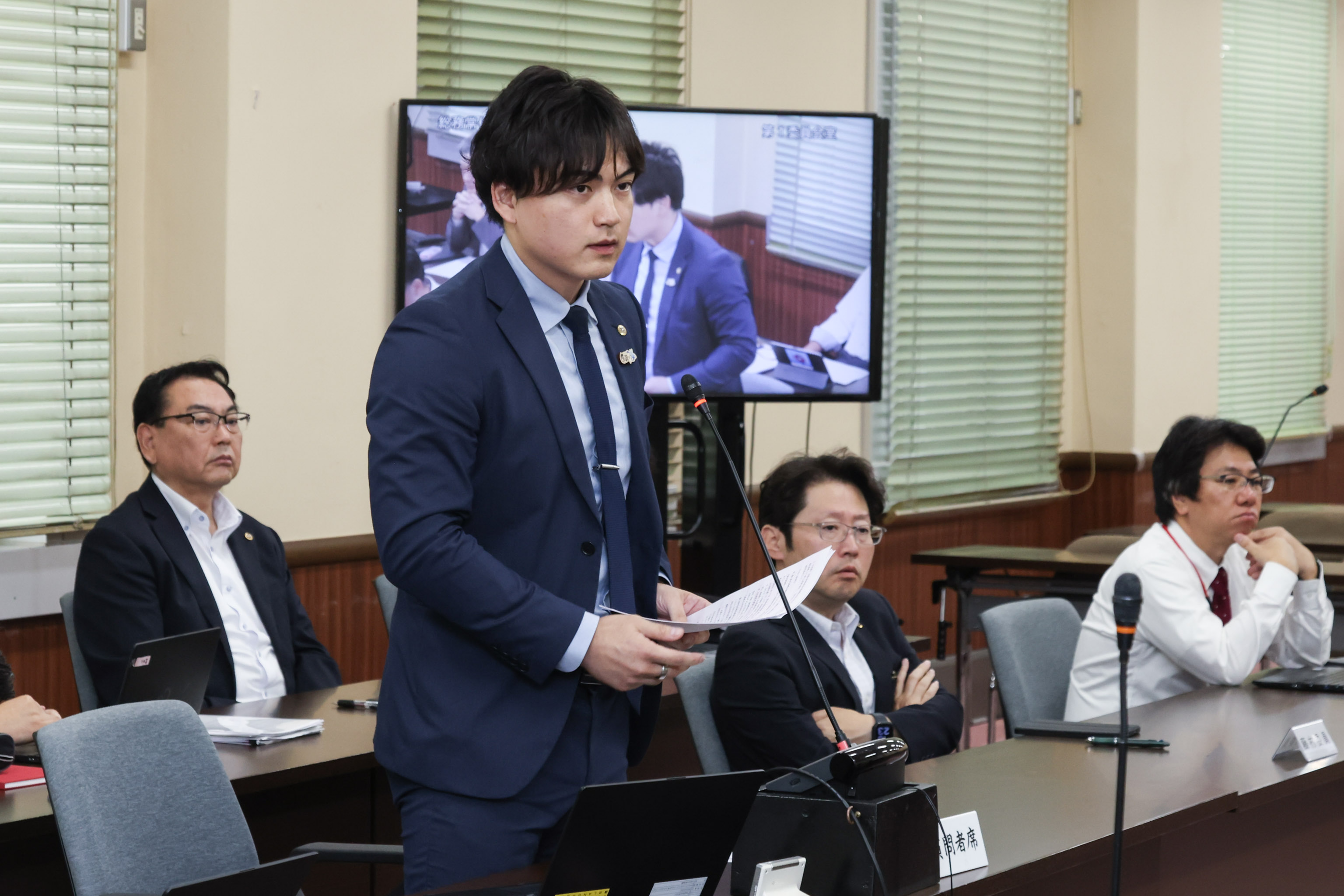 2026年10月9日、総務常任委員会で質問する前田将臣
